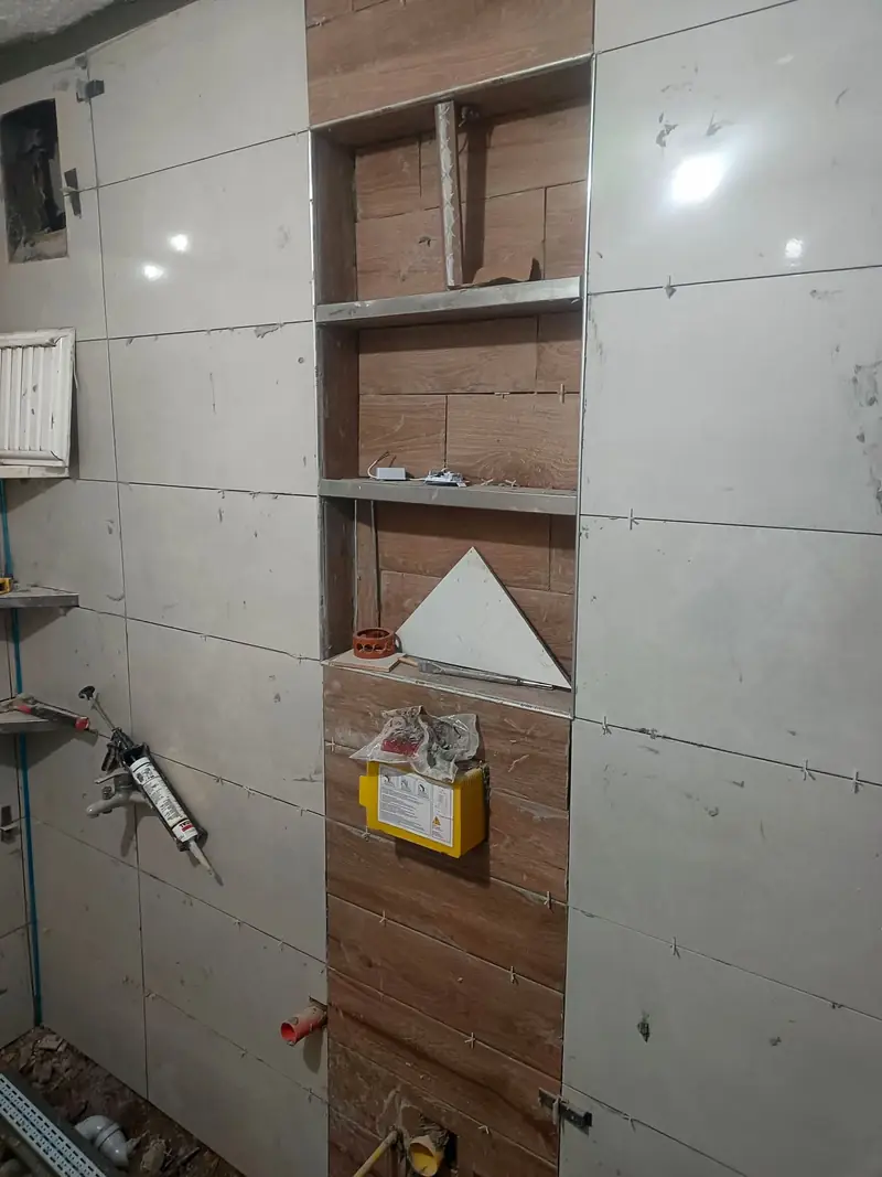 Ahşap ve mermer desenli banyoda niş rafları
