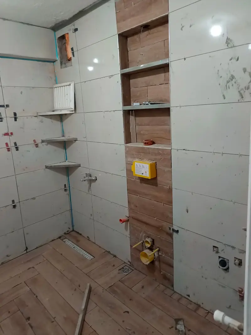 Banyo yapım aşamasında tesisat ve gömme rezervuar