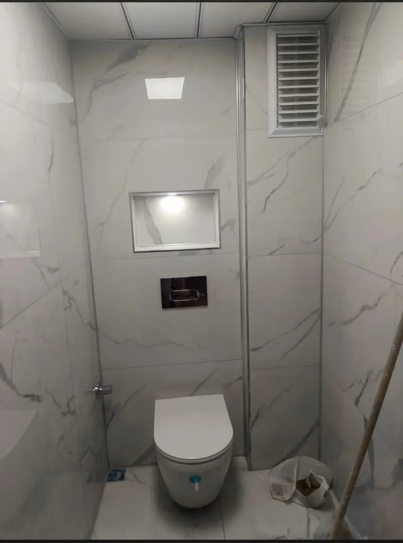 Asma klozet ve havalandırma ızgaralı banyo