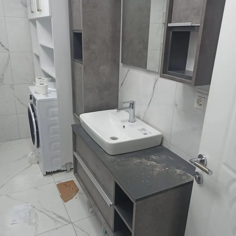Banyoda lavabo dolabı ve çamaşır makinesi alanı