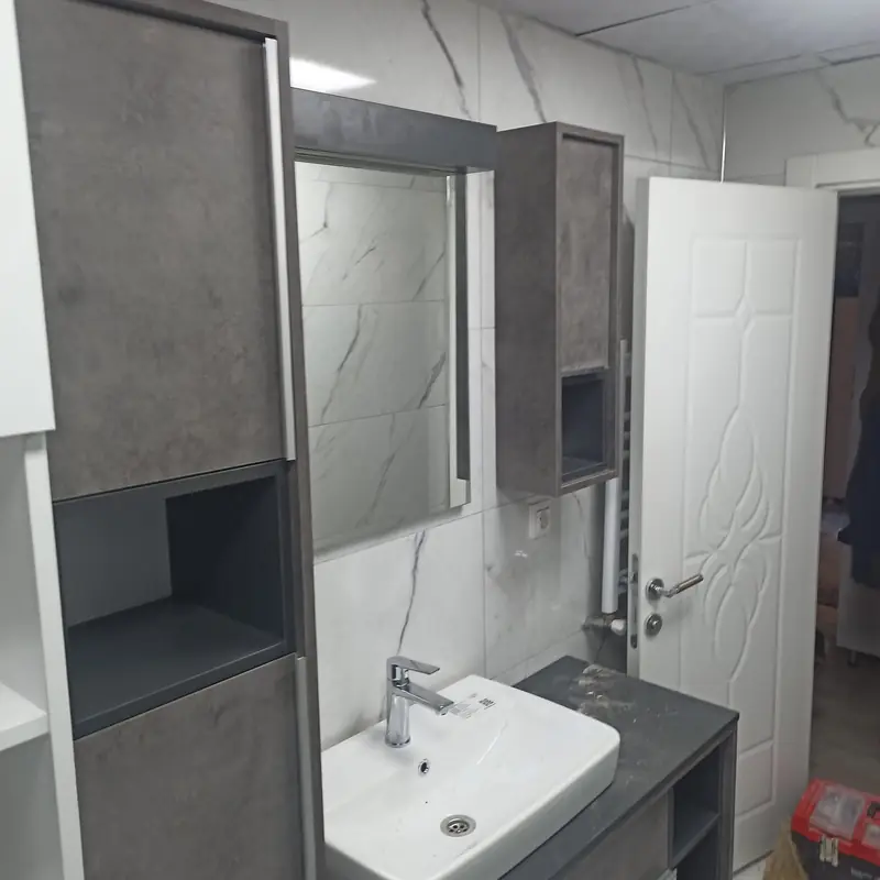 Gri banyo dolabı, ayna ve lavabo