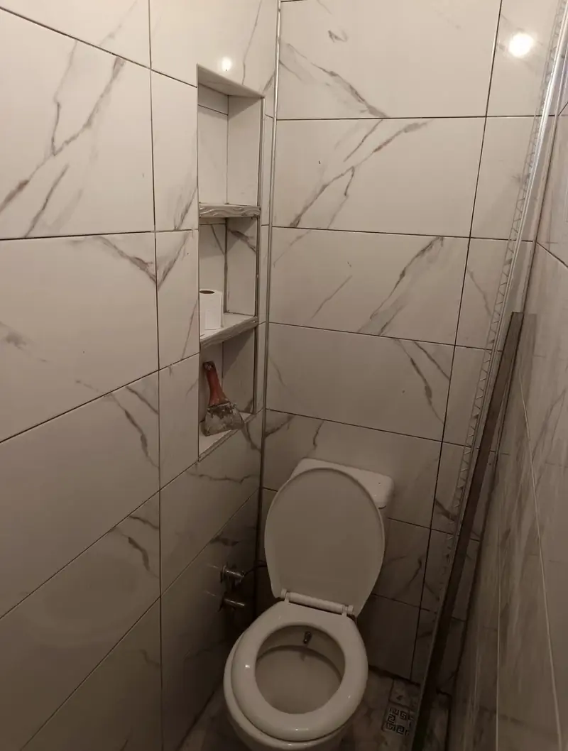 Mermer desenli banyoda klozet ve duvar nişi