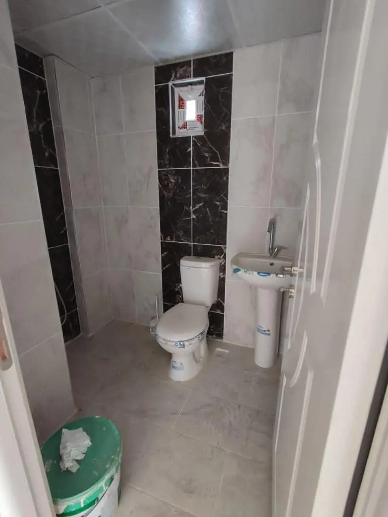 Siyah-beyaz fayanslı banyo ve lavabo