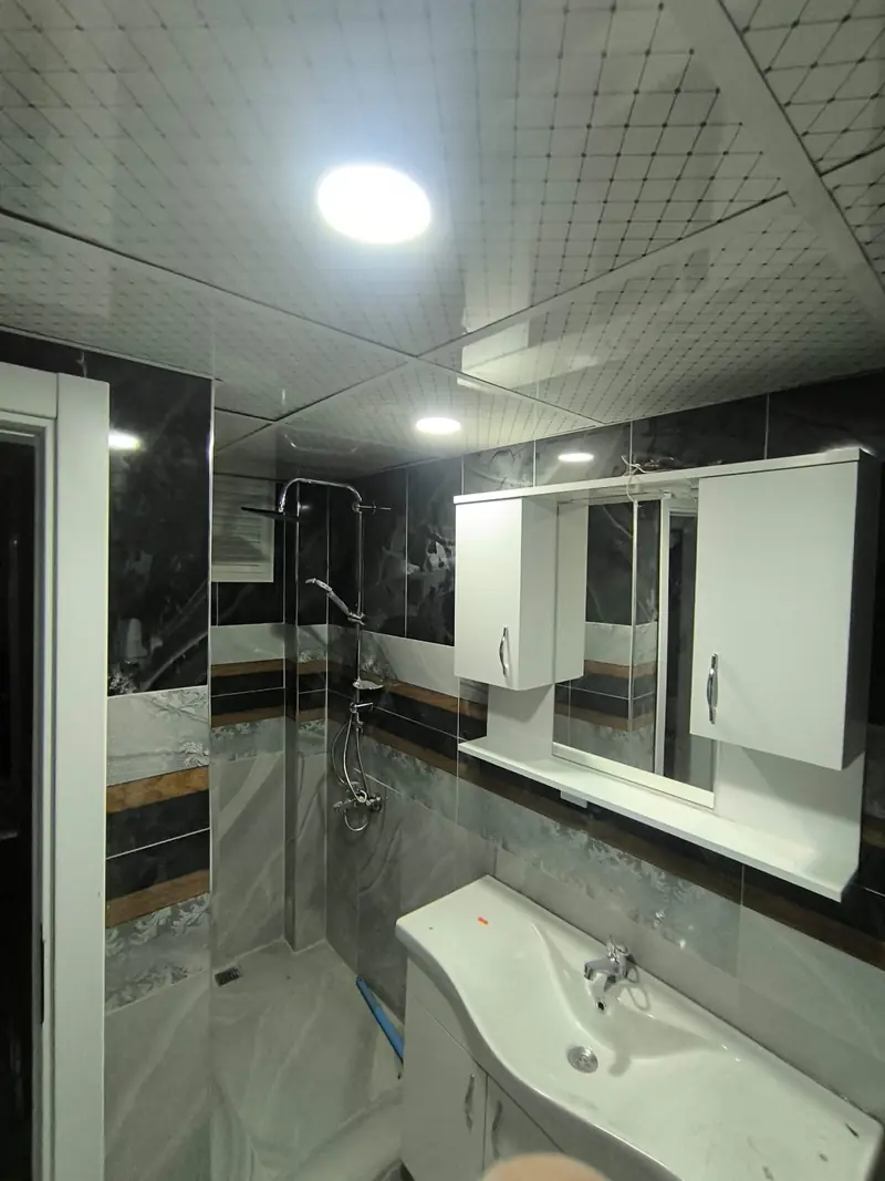 Cam duşakabin ve yenilenmiş banyo