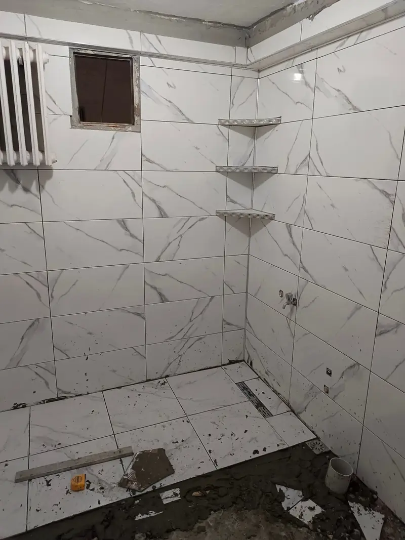 Duş alanı yapım aşaması ve köşe rafları