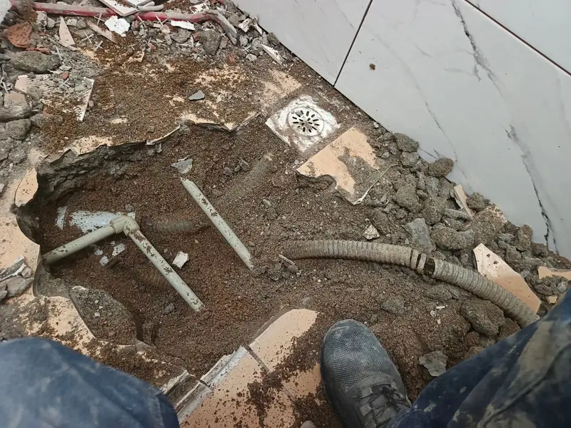 Açılan banyo zemininde gider borusu ve süzgeç