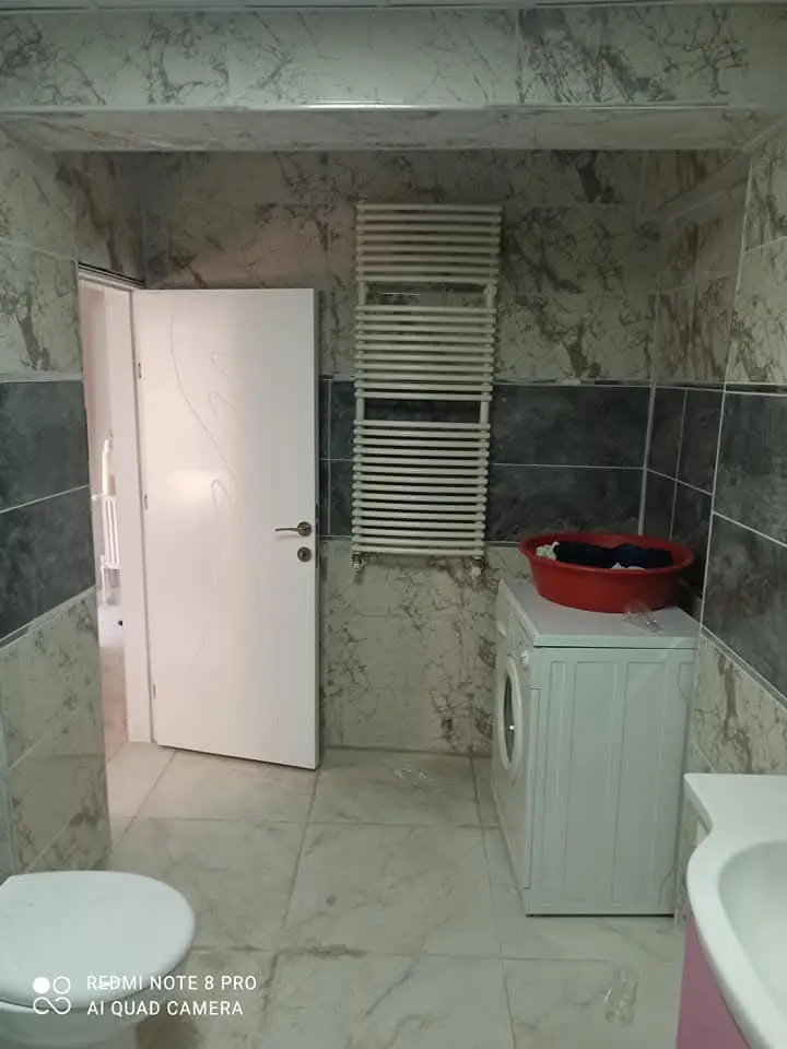 Banyoda havlupan ve tamamlanmış tesisat