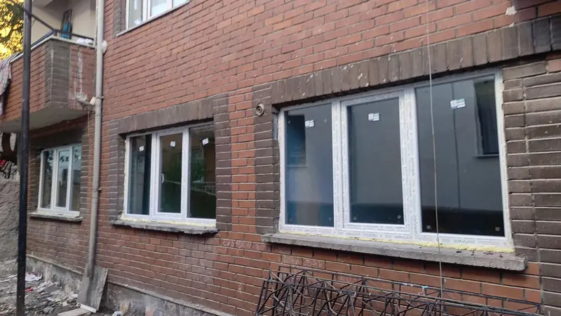 Dış cephede PVC pencere montajı