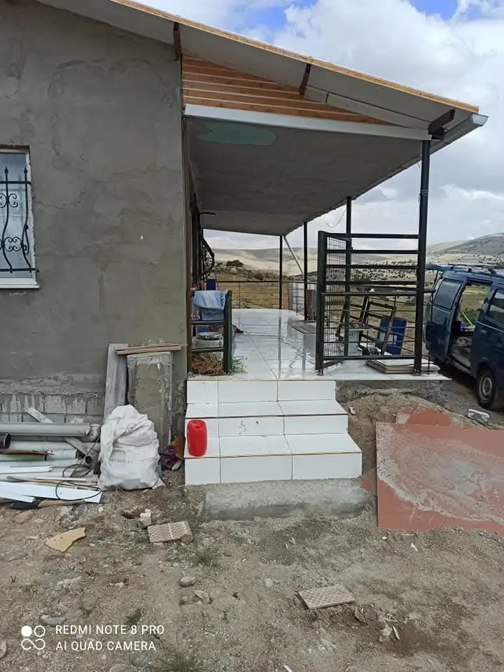 Dış alanda sundurma ve merdiven kaplaması