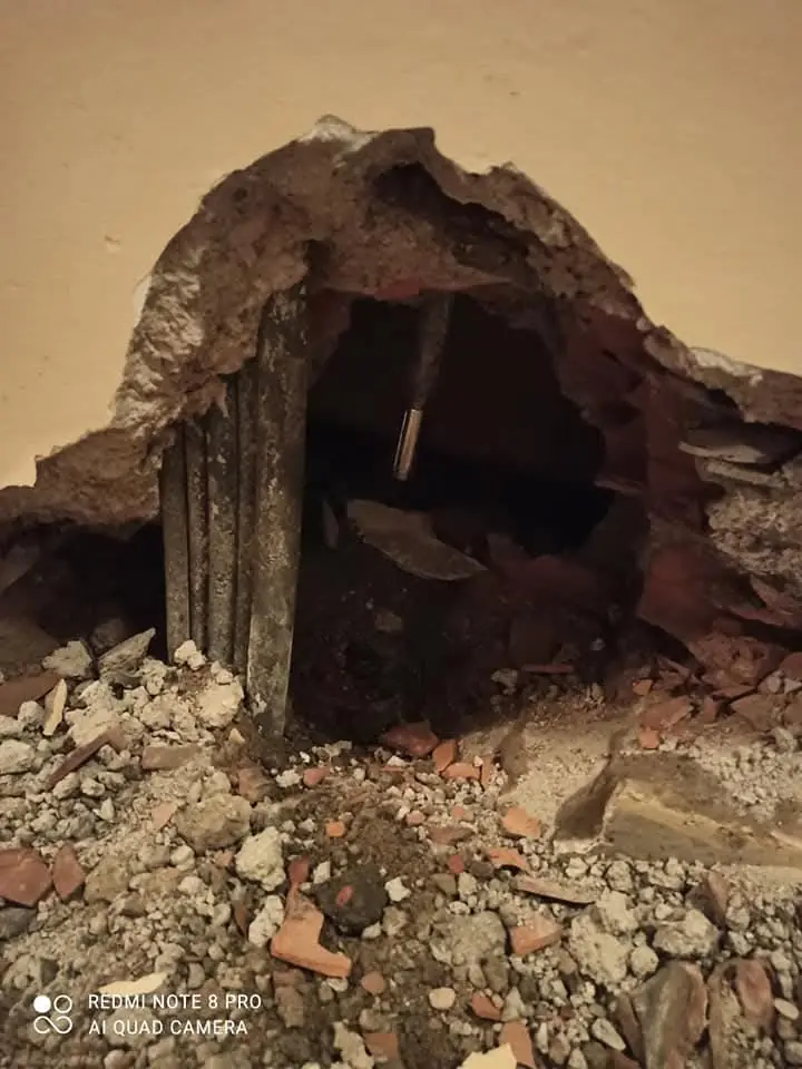 Duvarda açılan bölüm ve yıkım çalışması