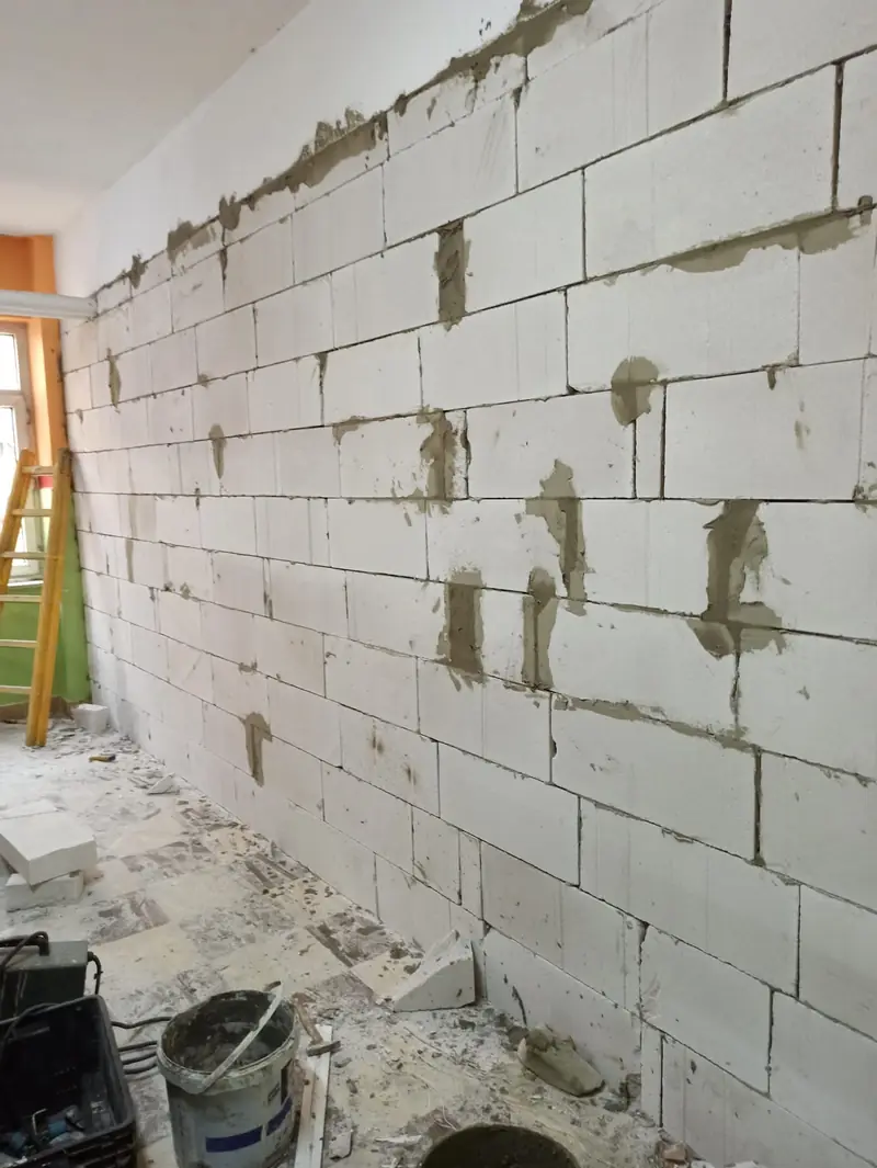 Gazbeton bloklarla duvar örme çalışması