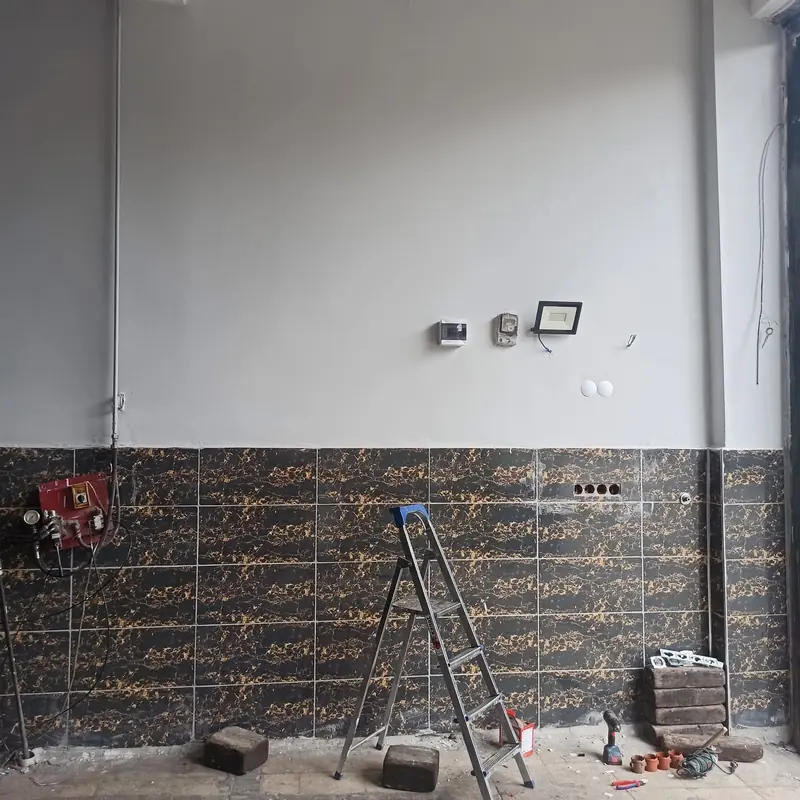İşyeri tadilatında duvar fayansı ve elektrik tesisatı
