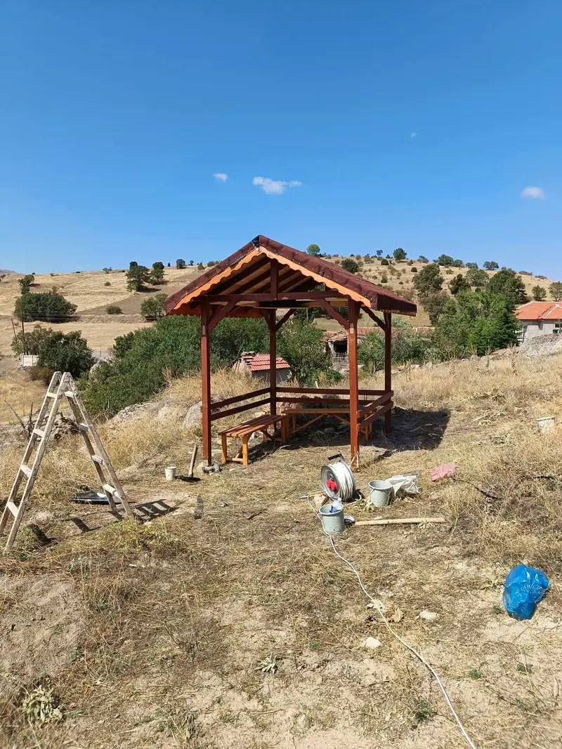 Bahçede ahşap kamelya yapımı