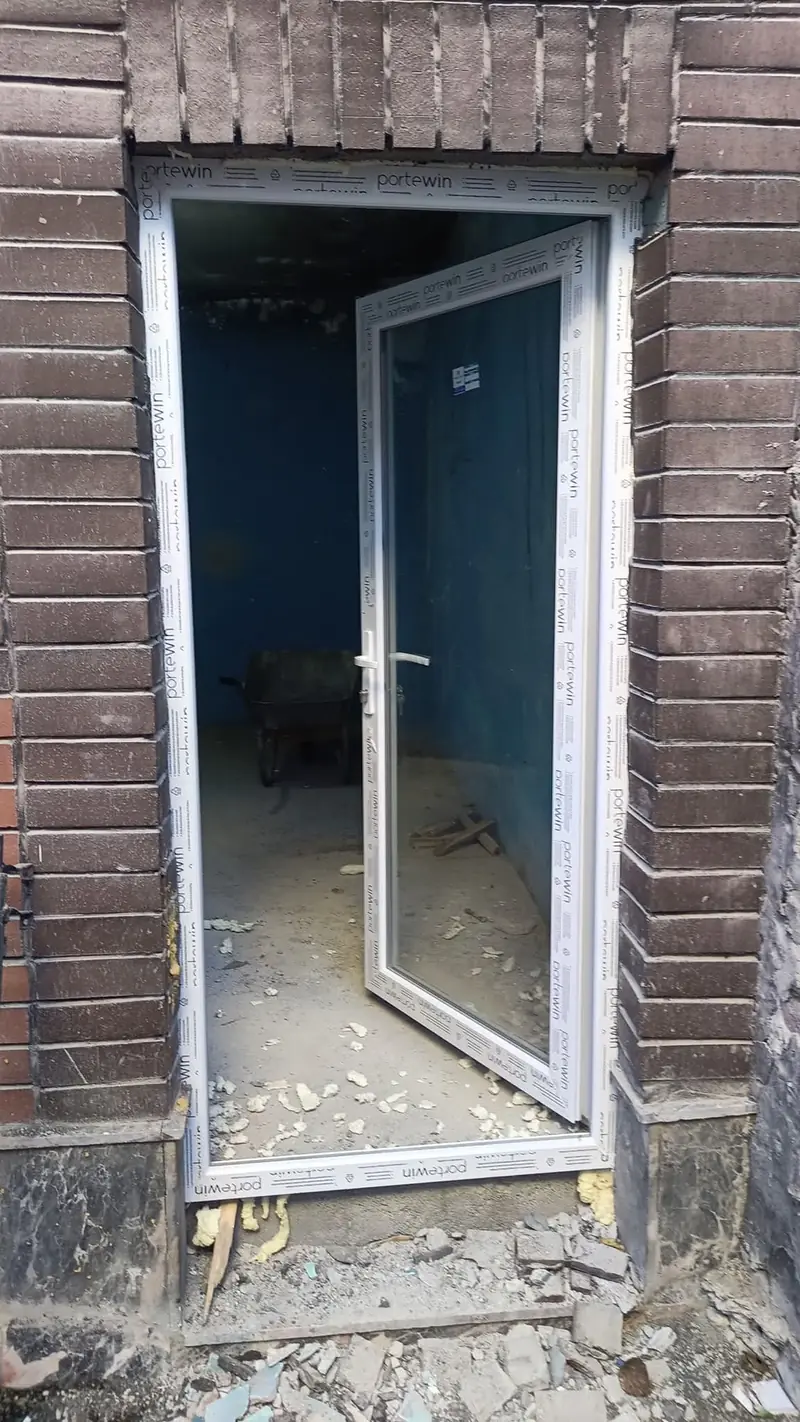 Tuğla duvarda PVC kapı montajı