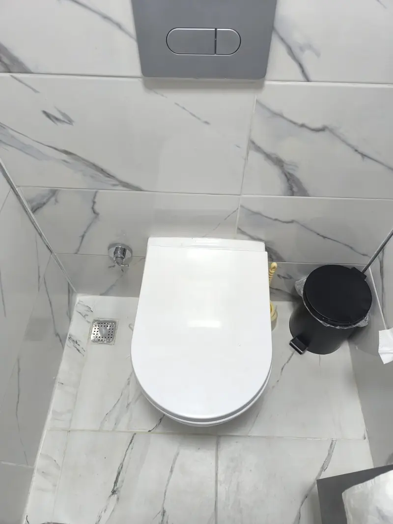 Tamamlanmış banyo tesisatı ve klozet montajı