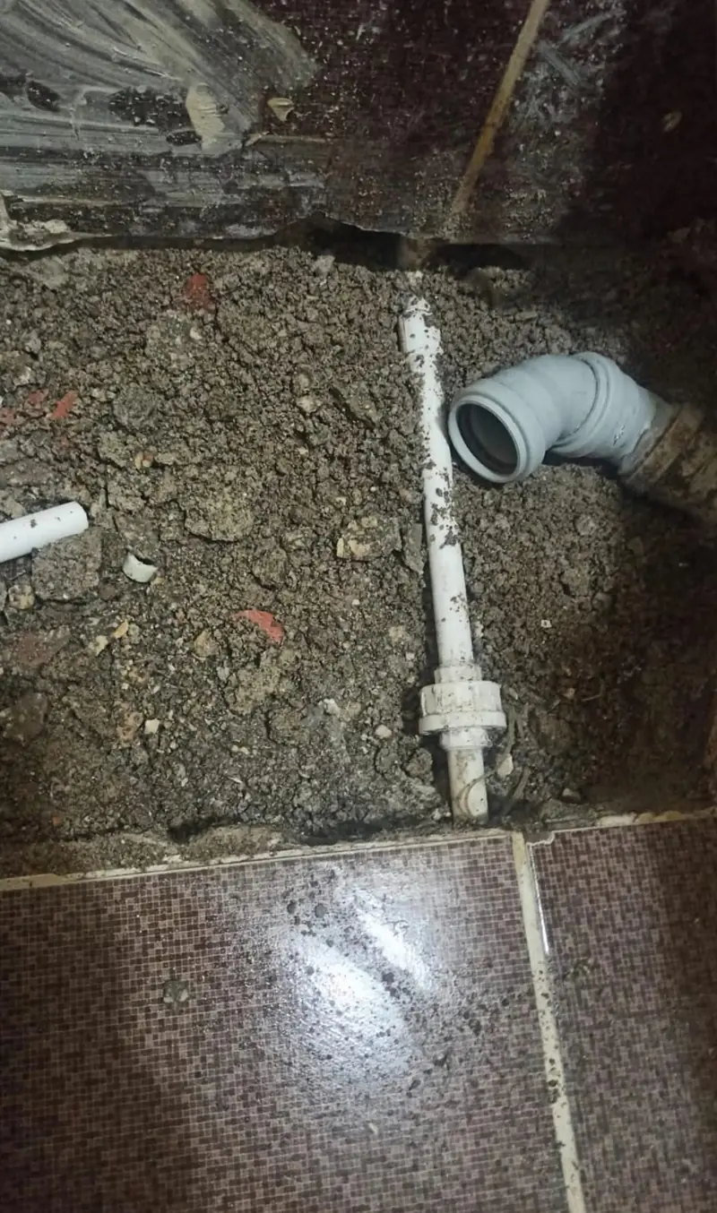Açılan zeminde gider borusu ve dirsek bağlantısı