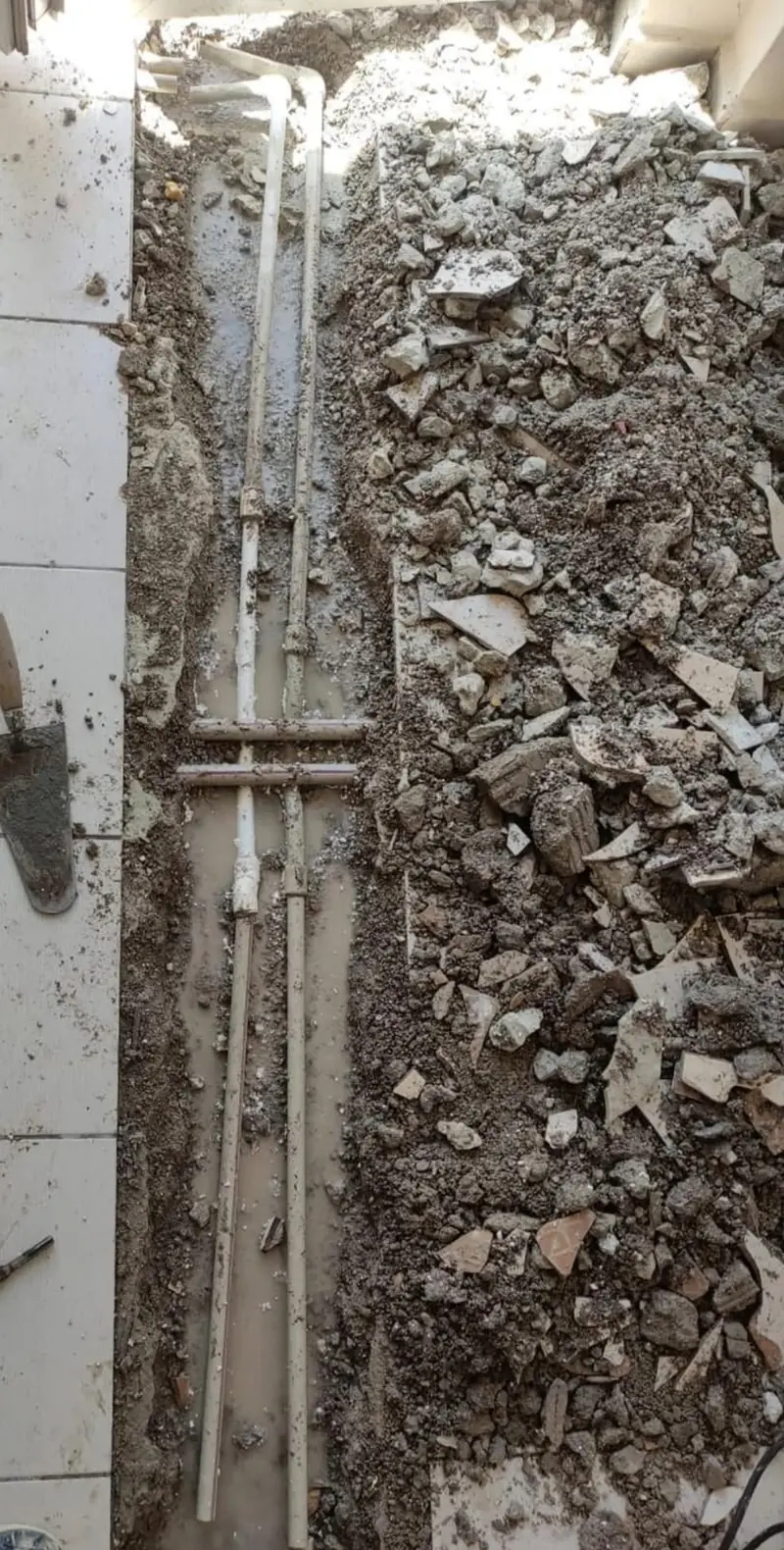 Duvar dibinde açılan kanala döşenen su boruları