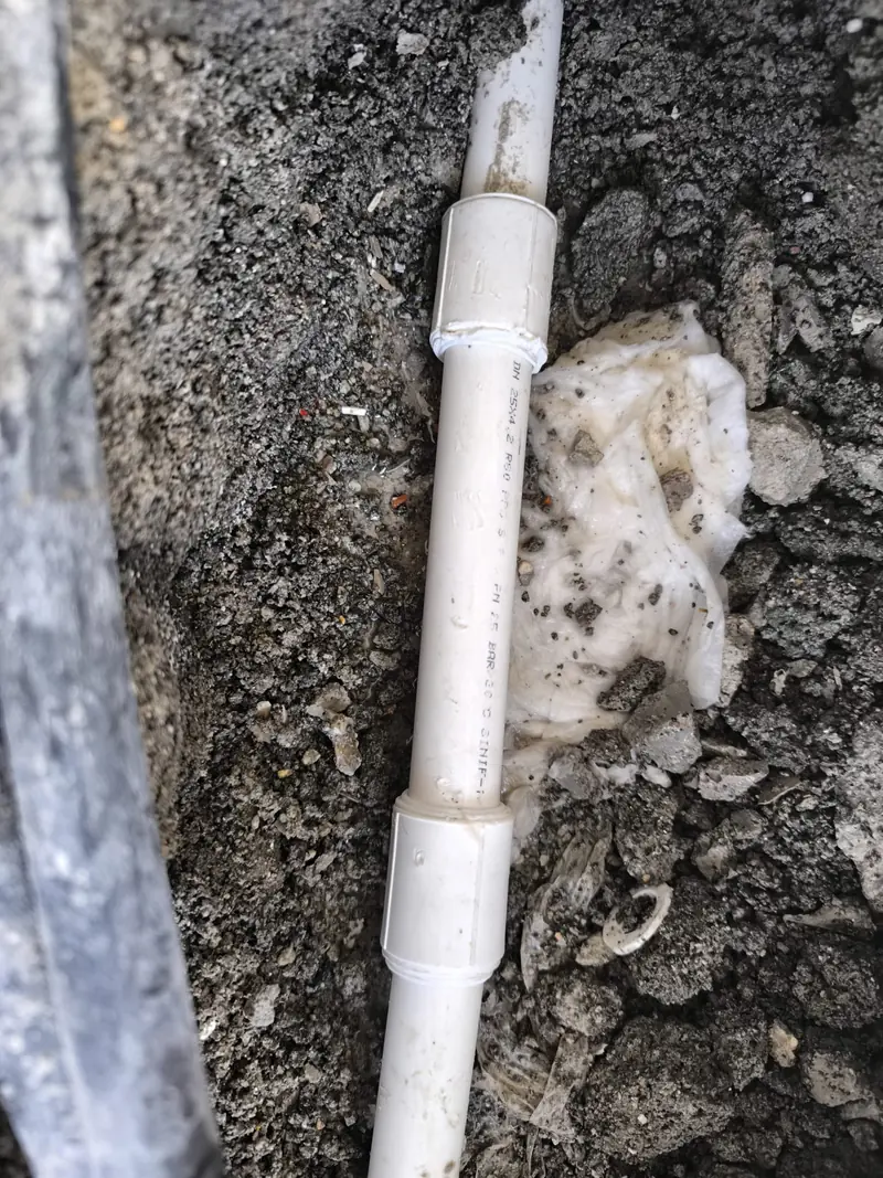 Açılan zeminde su tesisatı borusu